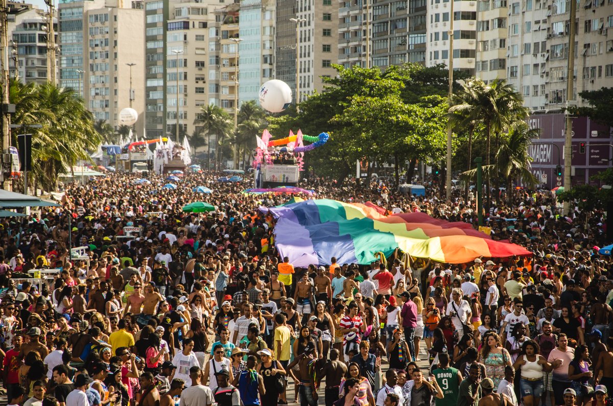 Multidão na Parada do Orgulho LGBTI+ Rio em Copacabana